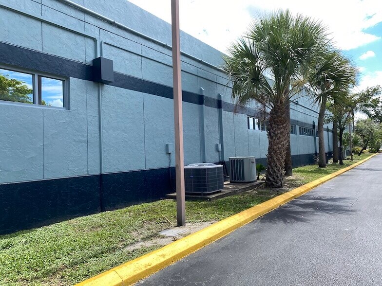 More Photos Of 7351 W Oakland Park Blvd, Fort Lauderdale Office For Sale