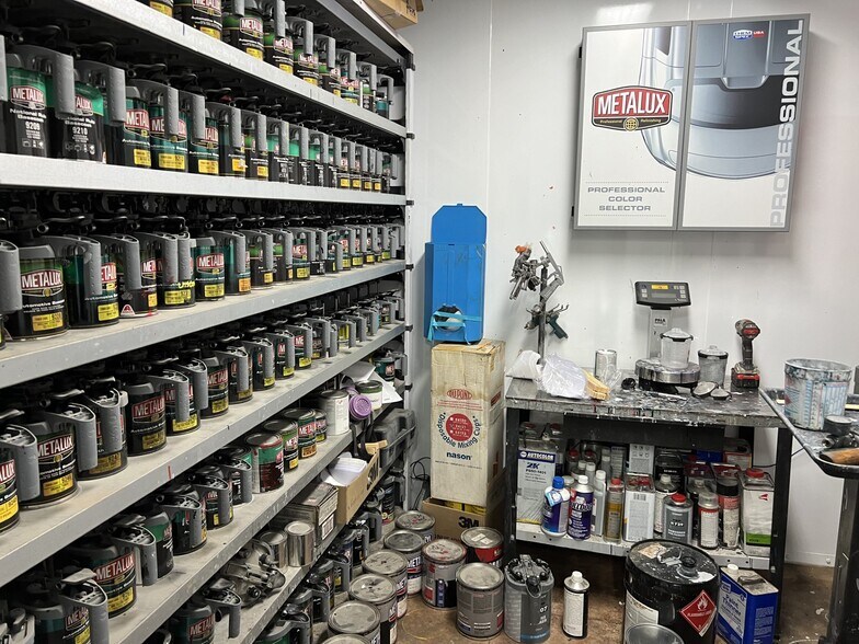 More Photos Of 3670-12 Oceanside Rd W, Oceanside Showroom For Lease