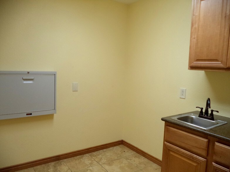 More Photos Of 515 N King St, Seguin Medical For Sale