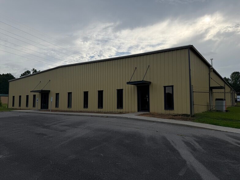 More Photos Of 519 Hill Rd, Dalton Warehouse For Lease