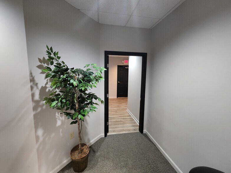 More Photos Of 9700 Park Plaza Ave, Louisville Medical For Lease