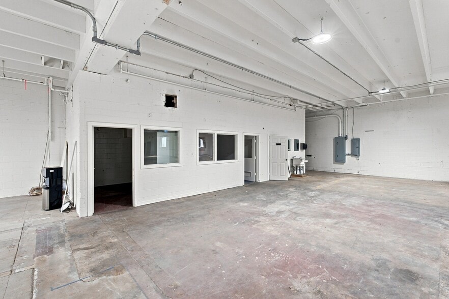 More Photos Of 6115 Robertson Ave, Nashville Warehouse For Lease