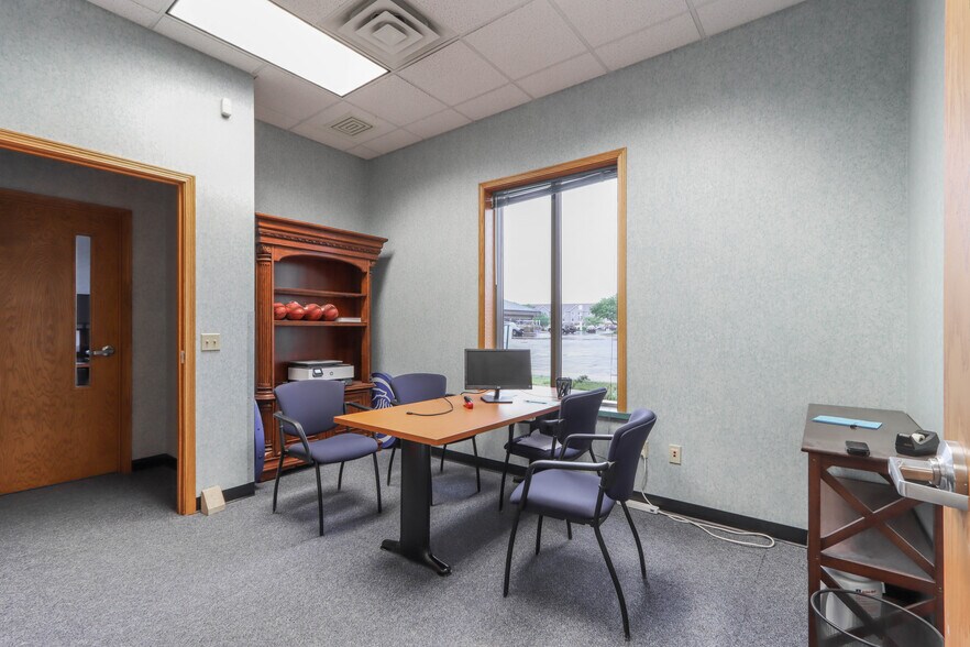 More Photos Of 10208 Park Plz, Rothschild Office For Lease
