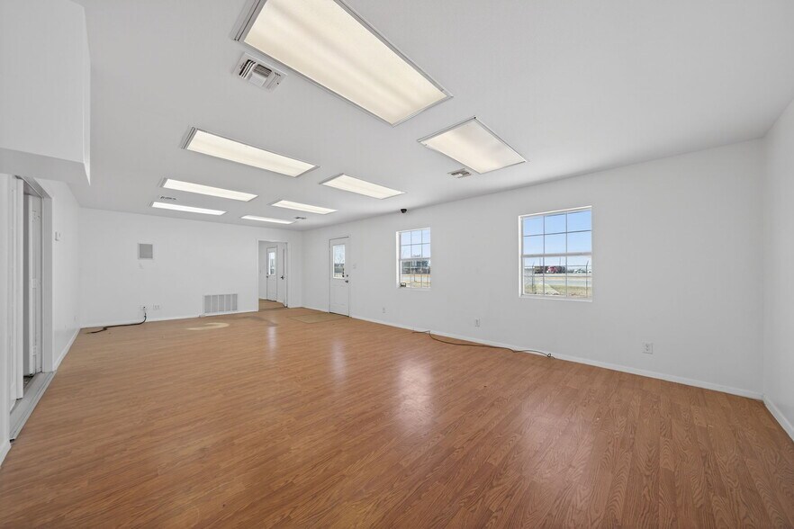 More Photos Of 3215 Zanderson Ave, Jourdanton Loft Creative Space For Lease