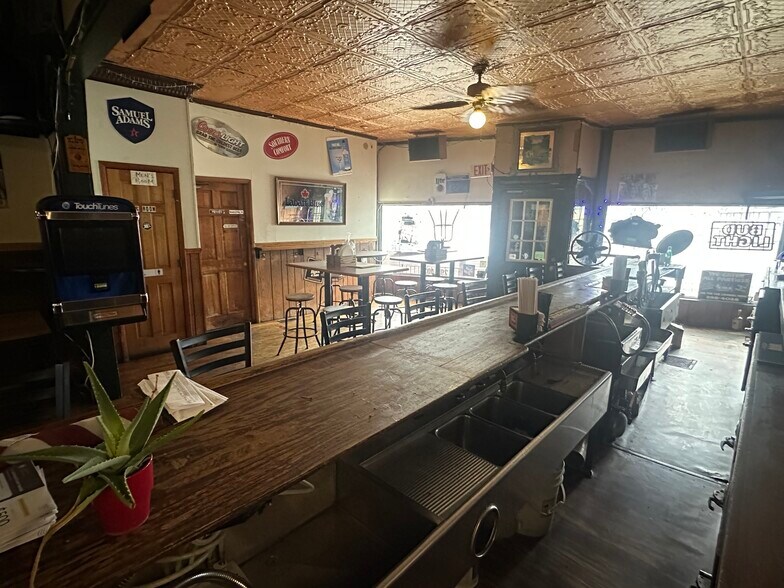 More Photos Of 2201 Hyde Park Blvd, Niagara Falls Restaurant For Sale