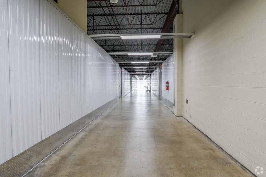 More Photos Of 3784-3800 W Broad St, Columbus Self Storage For Sale