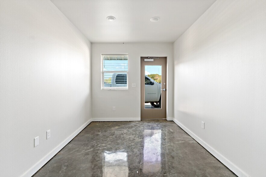 More Photos Of 5501 Bonham St, Paris Unknown For Lease