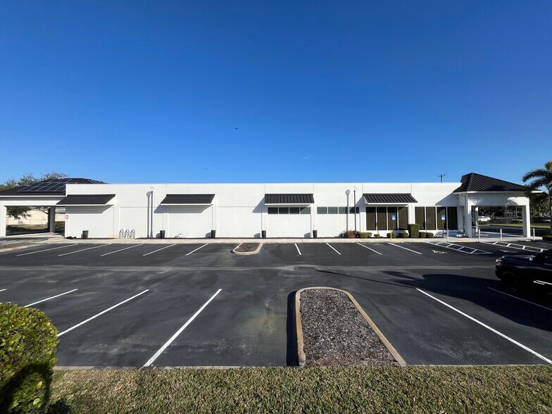 More Photos Of 1892 SE Federal Hwy, Stuart General Retail For Sale