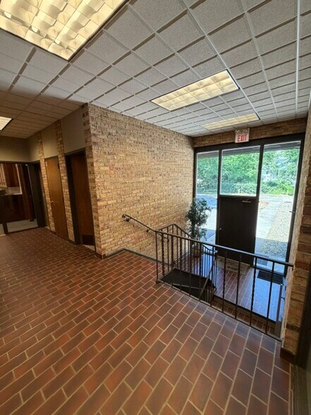 More Photos Of 18340 Minnetonka Blvd, Deephaven Office For Lease