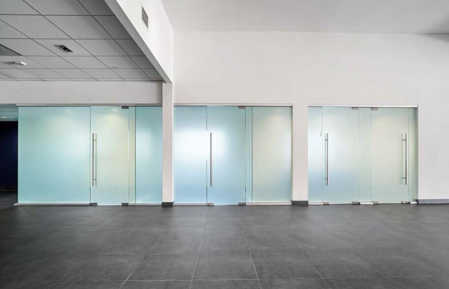 More Photos Of 21326 Ventura Blvd, Woodland Hills Storefront Retail Office For Lease