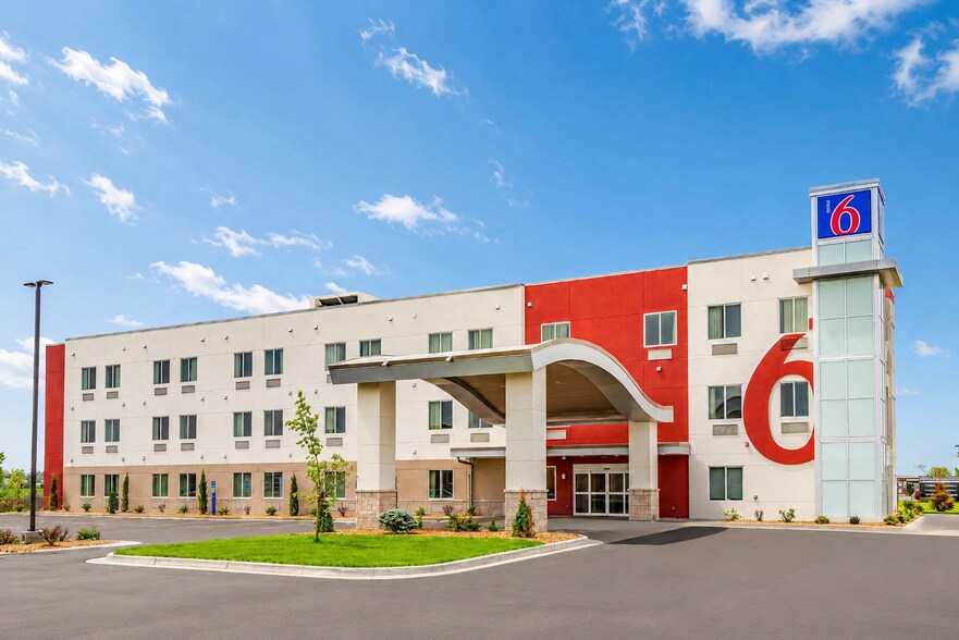 Primary Photo Of 1731 Premier Dr, Mankato Hotel For Sale