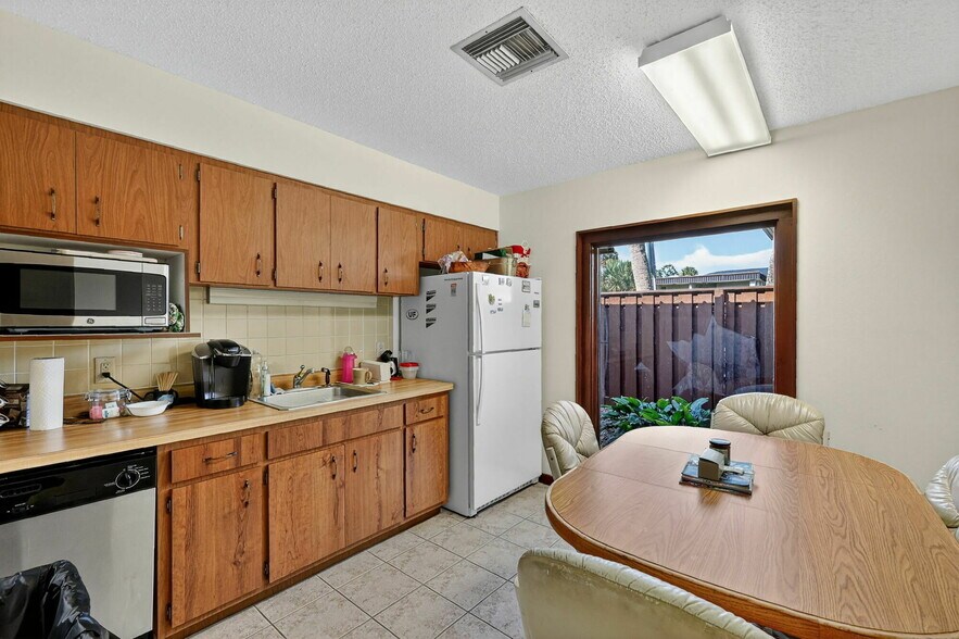 More Photos Of 1029 W Magnolia St, Leesburg Office For Sale