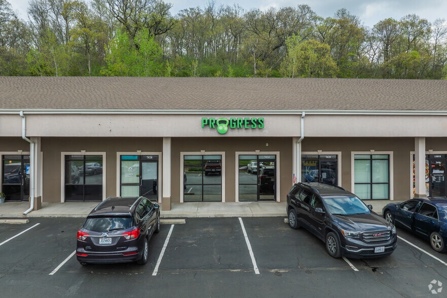 More Photos Of 7400-7440 NW River Park Dr, Parkville General Retail For Lease