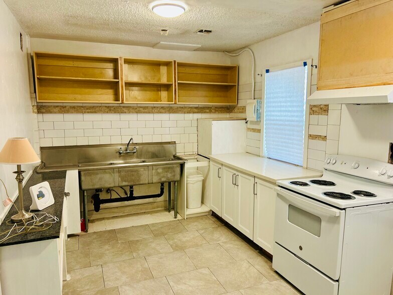 More Photos Of 202 6th St, Ramona Freestanding For Sale