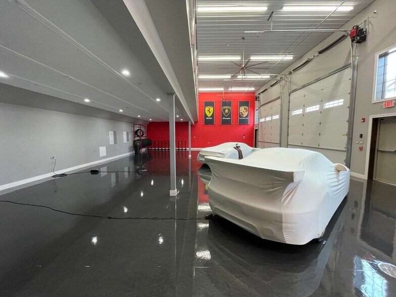 More Photos Of 2220 Ferry Rd, Naperville Showroom For Sale