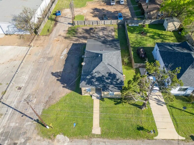 More Photos Of 2001 E Grand Ave, Marshall Office For Sale