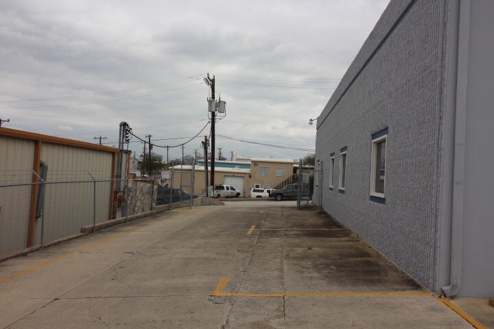 More Photos Of 13603 Topper Cir, San Antonio Warehouse For Lease