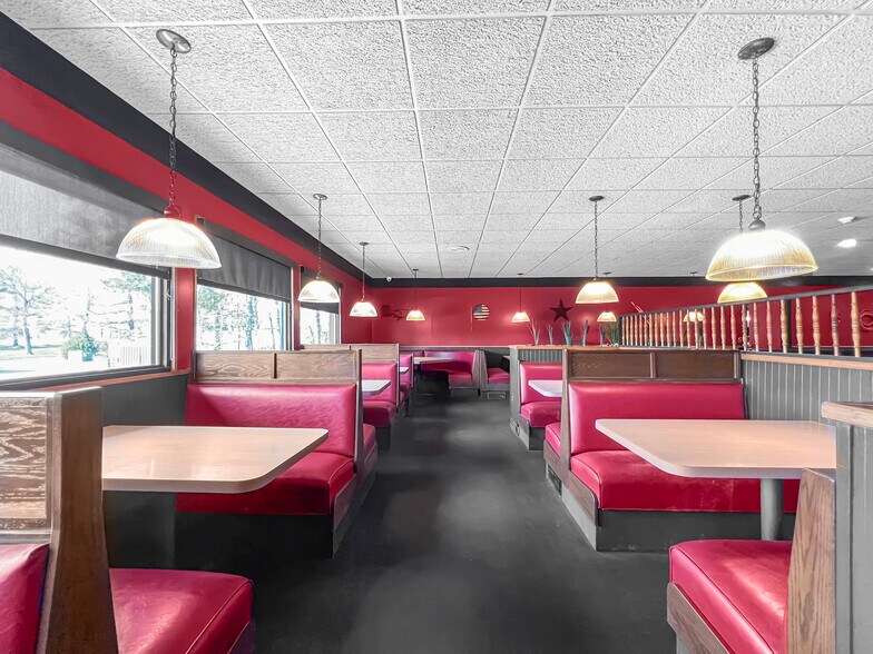 More Photos Of 15371 Highway 13 S, Hurricane Mills Restaurant For Lease