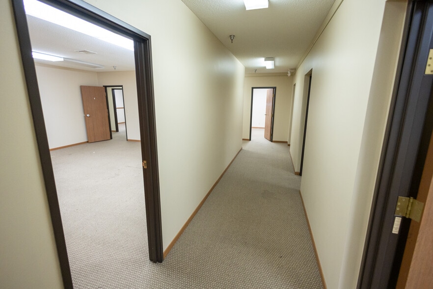 More Photos Of 2004 Highland Ave, Eau Claire Office For Lease