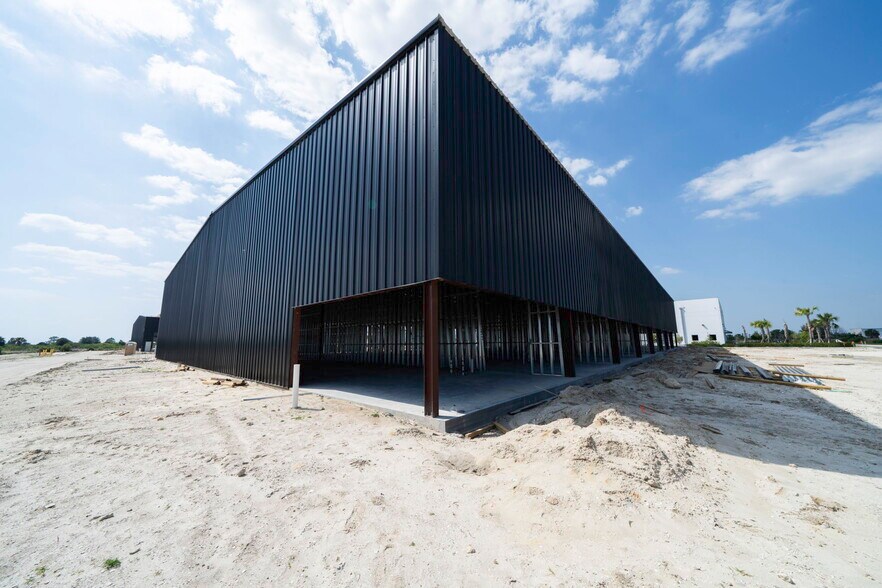 More Photos Of 8411-8419 Duffie Dr, Punta Gorda Industrial For Sale