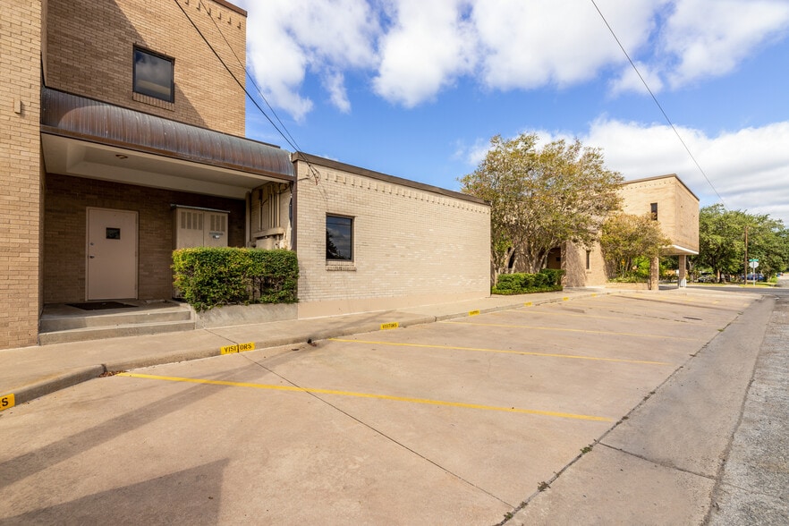 More Photos Of 208 E Houston St, Beeville Office For Sale