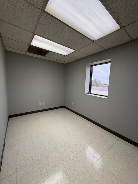 More Photos Of 527 NW County Rd, Hobbs Warehouse For Lease