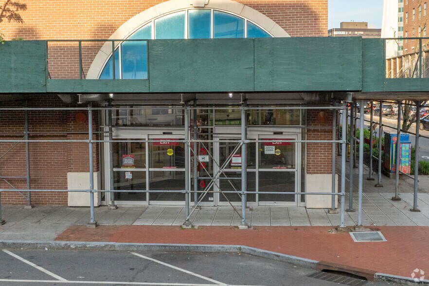 More Photos Of 74 Broad St, Stamford Freestanding For Lease