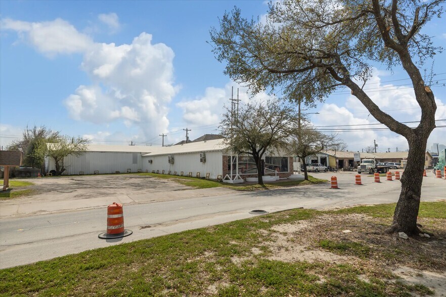 More Photos Of 5002 Navigation Blvd, Houston Freestanding For Sale