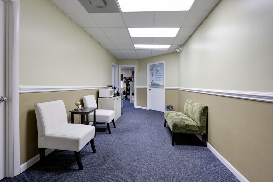 More Photos Of 2240 Palm Beach Lakes Blvd, West Palm Beach Office For Sale