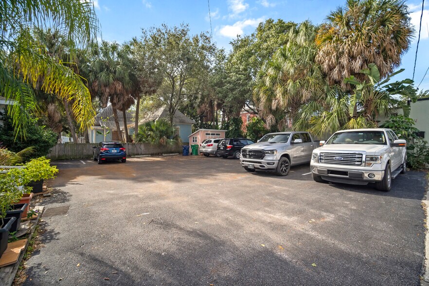 More Photos Of 210 Platt St W, Tampa Coworking Space