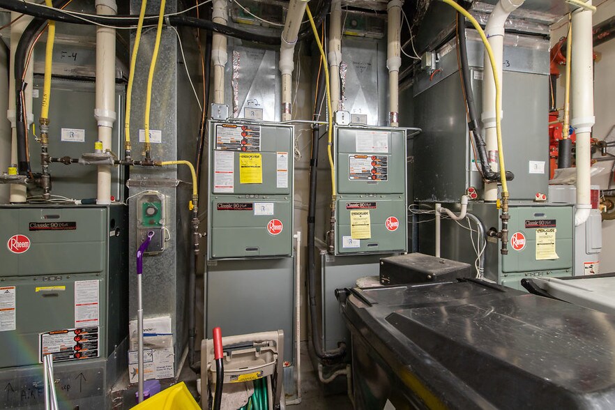 More Photos Of 700 E Main St, Anoka Freestanding For Lease