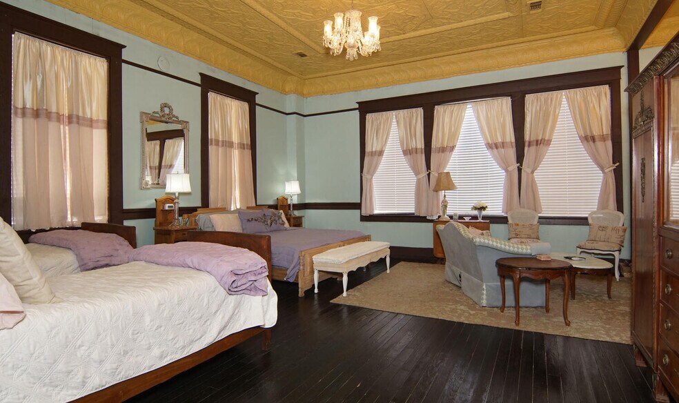 More Photos Of 124 Austin st, Comanche Bar For Sale