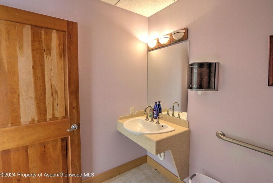 More Photos Of 1607 Grand Ave, Glenwood Springs Loft Creative Space For Sale