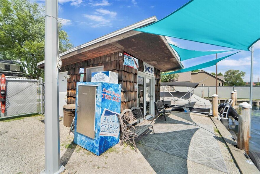 More Photos Of 1000 Bauman St, Oshkosh Marina For Sale