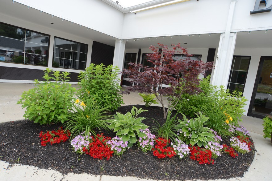 More Photos Of 1976 White Mountain Hwy, North Conway Storefront Retail Office For Lease