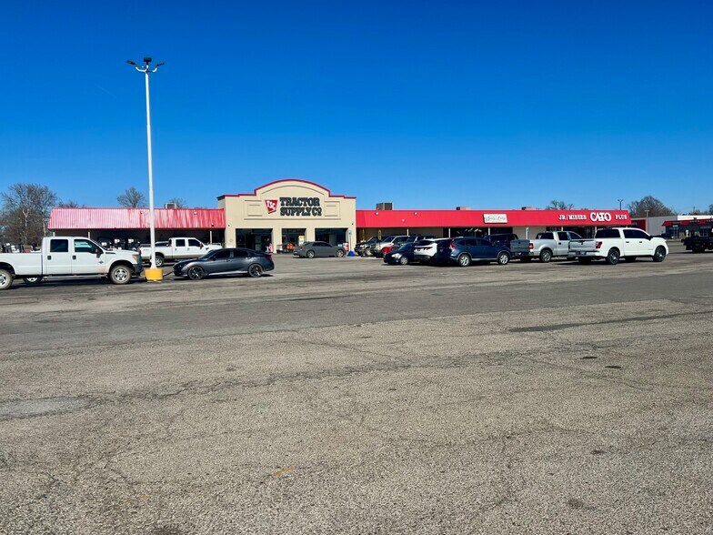 More Photos Of 3010-3012 N 14th St, Ponca City Storefront For Lease