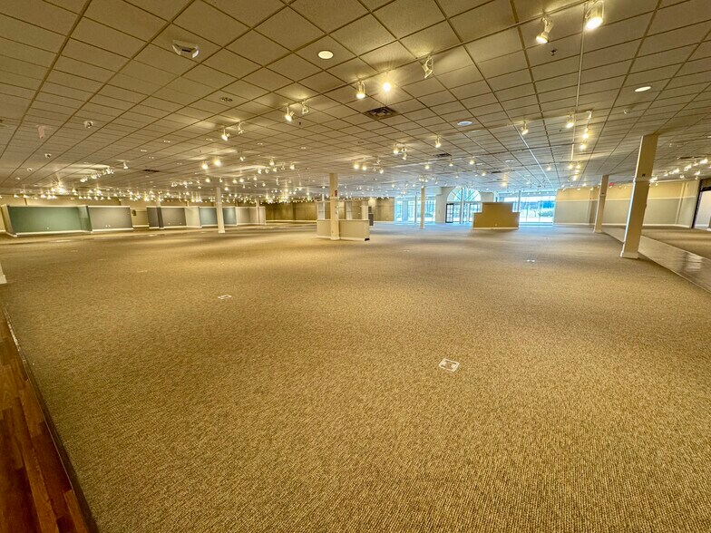 More Photos Of 7340 E State Rd, Rockford Unknown For Lease