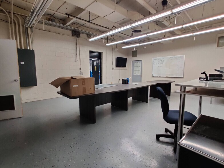 More Photos Of 120 S Church Ave, Garland Manufacturing For Lease