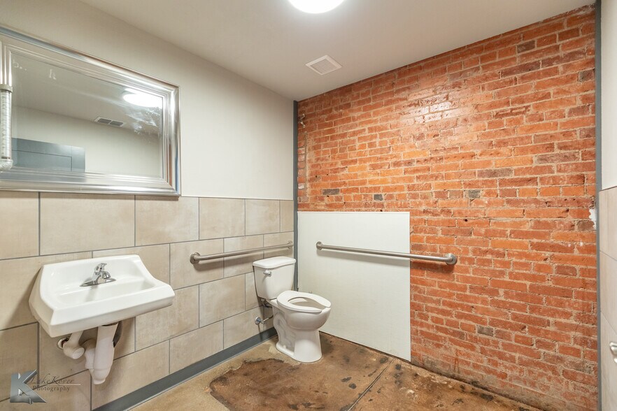 More Photos Of 141 Oak St, Abilene Storefront Retail Office For Sale