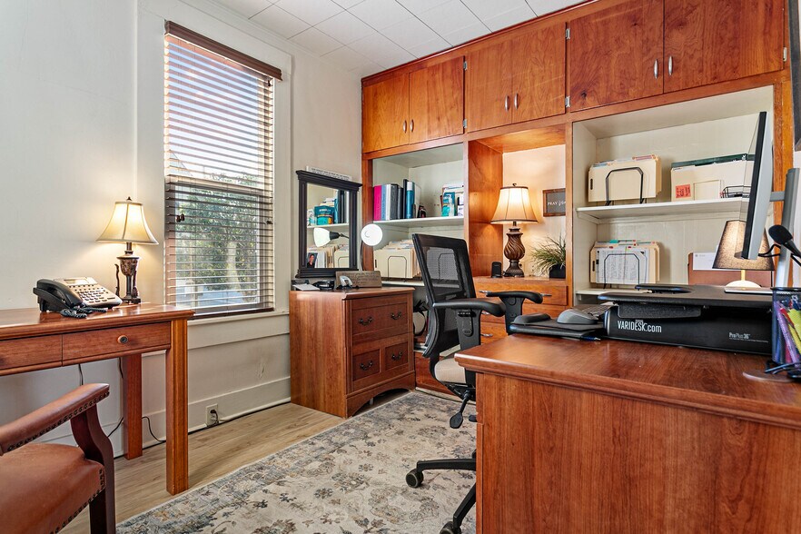 More Photos Of 709 Grover St, Lynden Office For Lease