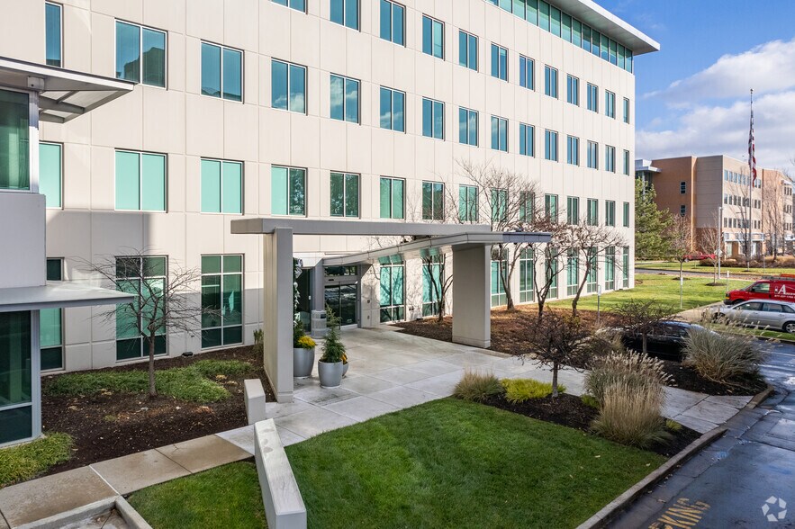 More Photos Of 1001 Highlands Plaza Dr, Saint Louis Office For Sale