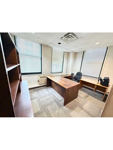 More Photos Of 111 N Wabash Ave, Chicago Office For Sale