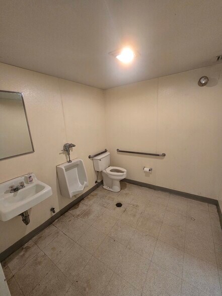 More Photos Of 320 N Main St, Russellville Unknown For Lease