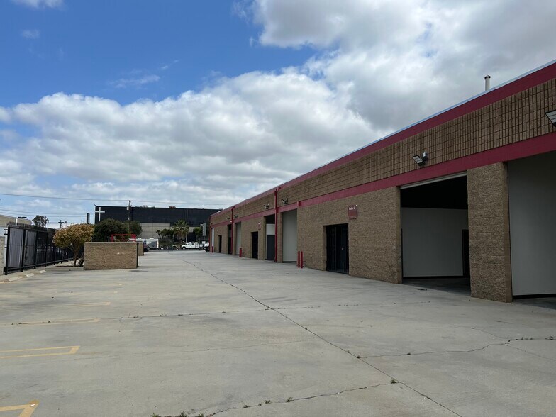 More Photos Of 400 W Redondo Beach Blvd, Gardena Warehouse For Lease