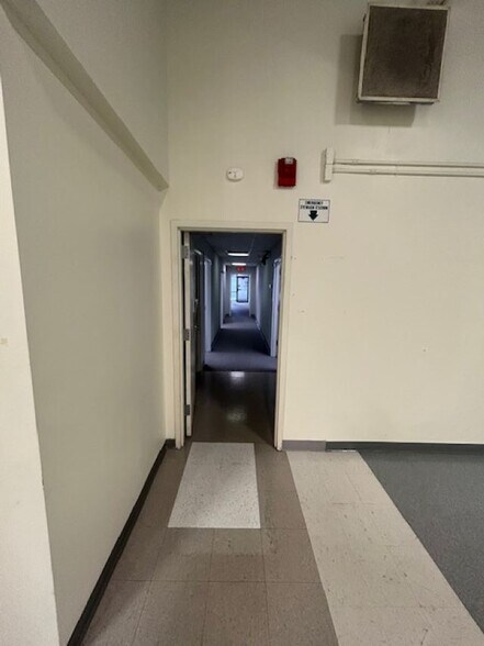 More Photos Of 7 Perimeter Rd, Manchester Light Manufacturing For Lease