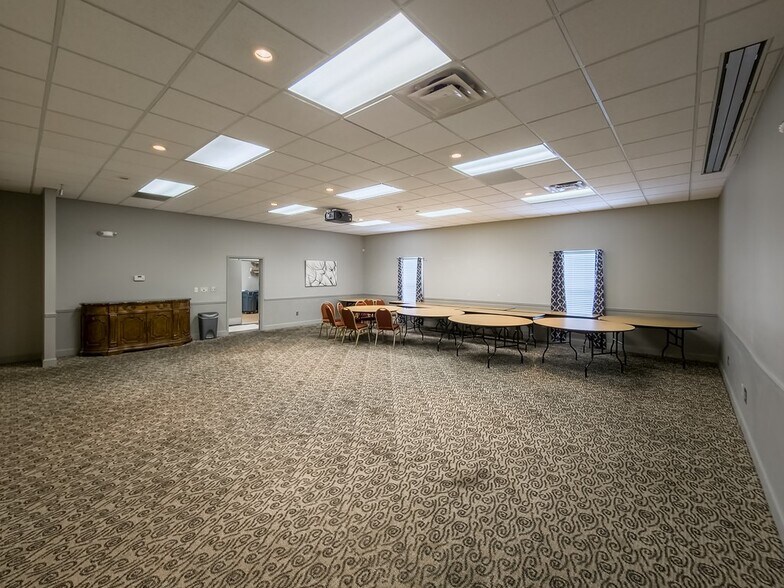 More Photos Of 806 US-82, Tifton Office For Sale