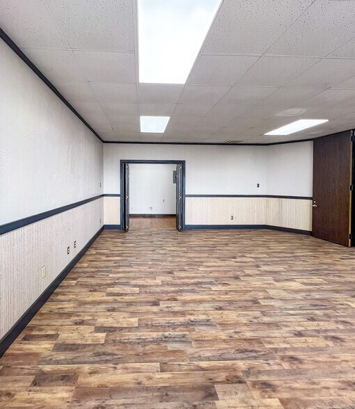 More Photos Of 1685 E Washington Ave, Navasota Office For Lease