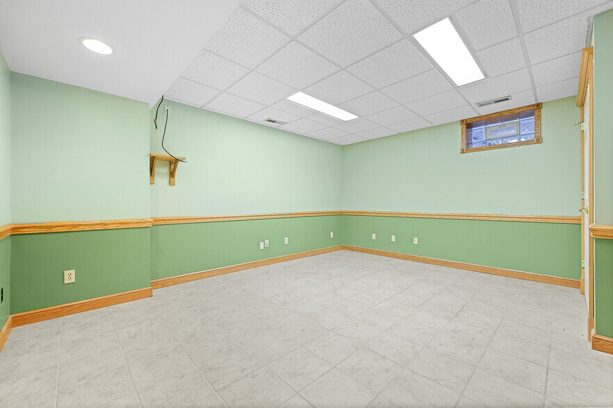 More Photos Of 8050 Corporate Cir, North Royalton Office For Lease