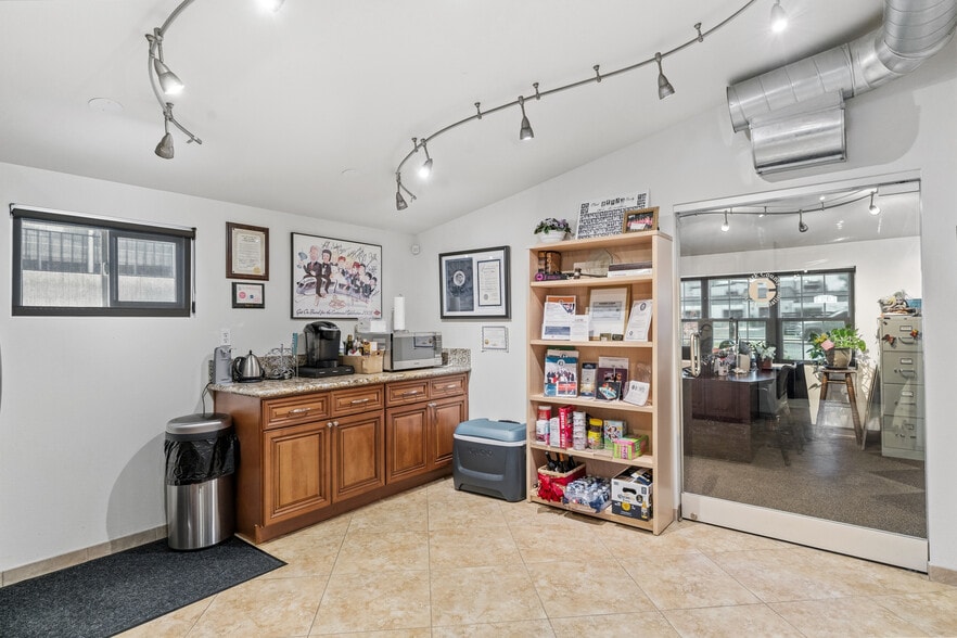More Photos Of 717 S 8th St, Las Vegas Office For Sale