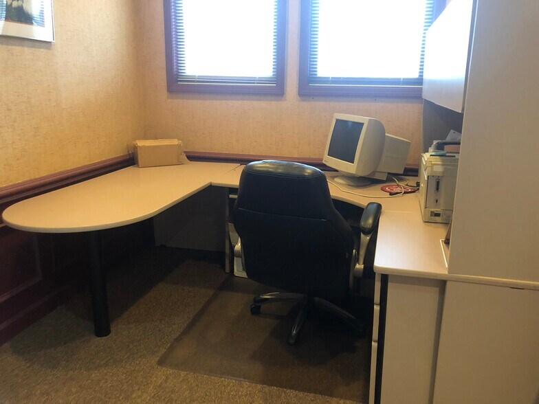 More Photos Of 18735 Ecorse Rd, Allen Park Office For Lease